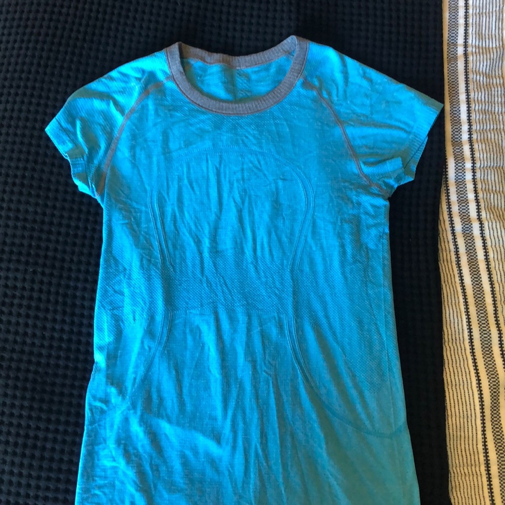 Blue lightweight lululemon swiftly tech T size 8